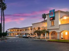 Motel 6-Carlsbad, CA Beach، فندق في كارلسباد