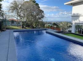 A picture of the hotel: Spacious family home with Pool in Ascot