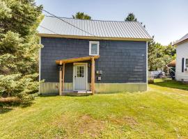 A picture of the hotel: Pet-Friendly Michigan Getaway with Porch and Kayaks!