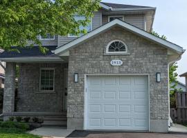 Adorable 4 bed,3 bath house, hôtel à Kingston