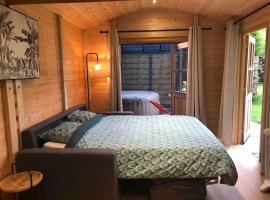 Tiny House Close to Brussels South Charleroi Airport、Courcellesのホテル