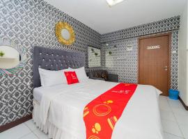 Фотографія готелю: RedLiving Apartemen Cinere Resort - Gold Room