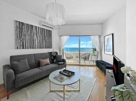 Foto do Hotel: 1BR Seafront Apt with community pool