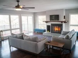 Finn's Hideaway -Modern family river home