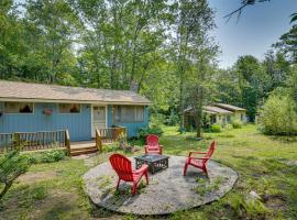 Hotel Foto: Cozy Becket Cottage Escape with Lake Access!