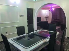 Hotel fotoğraf: 3JD lavishly furnished 2-bed Apt