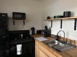 Tiny House, hotel in Statesville