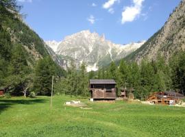 Fotos de Hotel: Chalet with style in the beautiful Val Ferret