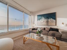 호텔 사진: Beachfront apartment with breathtaking sea view
