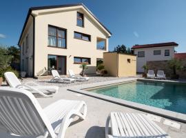 Hotel fotografie: Apartments Kras 24 with Pool
