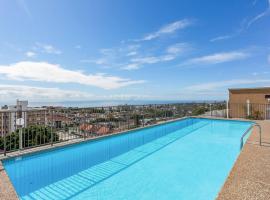 รูปภาพของโรงแรม: 'Bondi Fairview' Coastal Panorama with Balcony