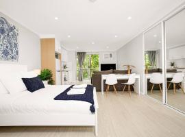 Hotel Foto: 'The Crows Nest' Spacious Studio with Balcony