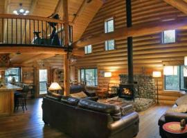 Hotelfotos: Eagles Nest - Natural Log Cabin with Guest House