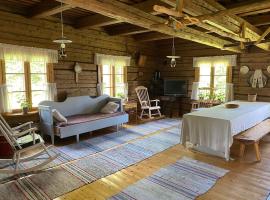 Laattajan Pirtti vuokramökki 1-5 henkilölle、Hyrynsalmiのホテル