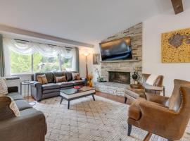 Хотел снимка: Luxe Kenmore Retreat with Shared Hot Tub Near Lake!