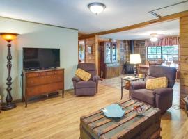 รูปภาพของโรงแรม: Pet-Friendly Elkins Vacation Rental with Decks!