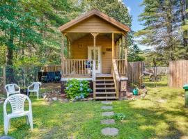 Mayfield Tiny Home with Porch, Walk to Beaches!, hôtel à Benson