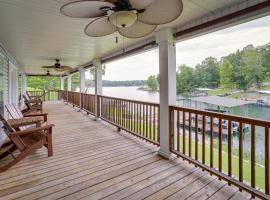Hotel kuvat: Lakefront Horseshoe Bend Home with Boat Dock!