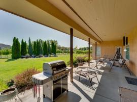 Hotel fotografie: West Richland Home with Vineyard and Mountain Views!