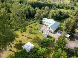 Hotel fotografie: Big house with jacuzzi by the forrest