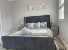 Hotel Foto: Luxury 2 bedroom maisonette with private garden, fibre WIFI, Sky channels