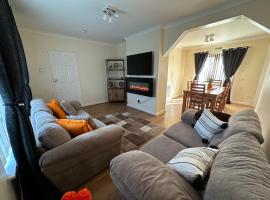 Hotel Photo: Stunning cozy three bedroom house near ARI