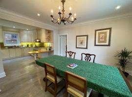 Foto do Hotel: Private Suite in Forest Hill with full kitchen and parking