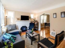 Hotel fotografie: Spacious Ferndale Apt with Yard about half Mi to Dtwn!