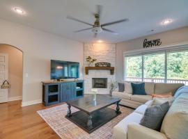 Zdjęcie hotelu: Fayetteville Vacation Rental with Deck and Shared Pool