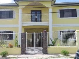 ホテル写真: The Green Palms Getaway, Palmiste, San Fernando - 6 BR 4 Bath 12 guests