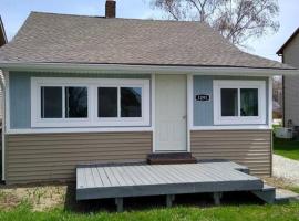 Hotel Photo: Charming and Happy Walled Lake MI Cottage