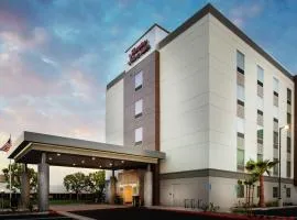 Hampton Inn & Suites Irvine/Orange County Airport, viešbutis mieste Ervainas