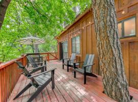 Hotel fotografie: Inn of the Mountain Goats Ruidoso Cabin with Deck!