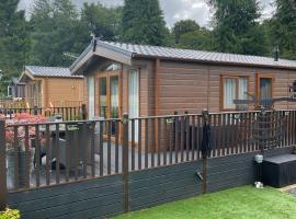 Honeycomb Lodge, Hotel in Dollar