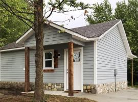 Hotel Photo: Cozy Cottage • King Bed • Grove • Kayaks • Boat Parking