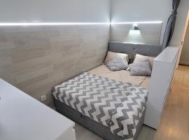 Hotel kuvat: Уютная квартира-студия в новом доме Cozy new apartment with city view