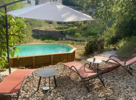 Foto di Hotel: Magnifique gîte 75M2 avec terrasse 30m2, piscine, terrain de pétanque, et jardin en Cévennes