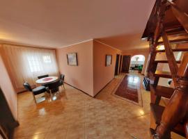 Foto di Hotel: Modern 3-bedroom place in Ramnicu Valcea