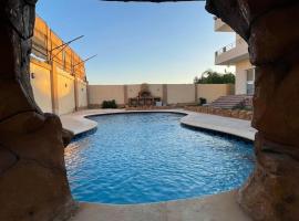 فيلا للايجار اليومى اوالشهرى فى الريف الاوربي- طريق مصر اسكندرية الصحراوى- قريبة من مطار سفنكس -بجوار هايبر وان الصحراوى, ξενοδοχείο σε Qaryat ash Shamālī