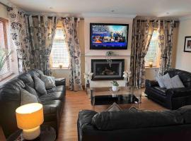 호텔 사진: Luxury Home in Dublin WiFi TV B&B Close to City Centre