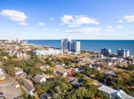 Hotel Photo: Beautiful Centrally Located Beach House w King Bed, Private Hot tub, Yard, Deck & BBQ