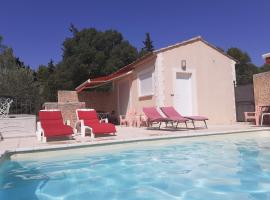 Fotos de Hotel: La Clastre location d'un studio avec piscine et clim près d'Uzès