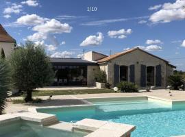 Hotel Foto: Demeure charentaise Standing - Grande Piscine - jacuzzi balnéo - Pool house