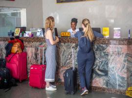 MJ Grand Hotel, hotel em East Legon