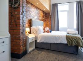 ホテル写真: The Kingsway- 2 Bedroom Central Swansea Apartments By StayRight