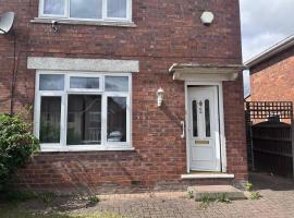 होटल की एक तस्वीर: Immaculate 3-Bed House in Walsall