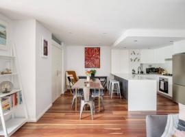 A picture of the hotel: Harbourside at Woolloomooloo with Balcony Views