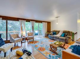 Фотографія готелю: Spacious Lake Forest Park Home with Deck!