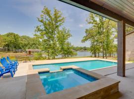 Hotelfotos: Upscale Home on Cedar Creek Pool, Hot Tub and Views