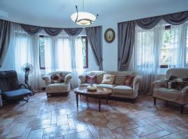 होटल की एक तस्वीर: Luxuria Central Villa Bucharest